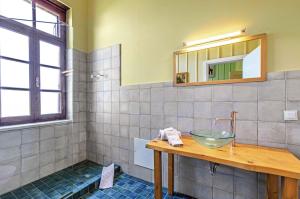 un bagno con lavandino e specchio di Ruby 'n Emerald studio's a Rethymno