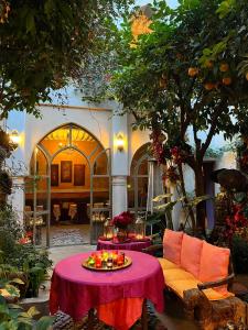 d'une table avec une assiette de nourriture au-dessus dans l'établissement Riad Jnane d'Ô, à Marrakech