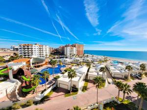 プエルト・ペニャスコにあるLas Palmas Resort Condo 603 with amazing sea viewのリゾートと海の空中を望む