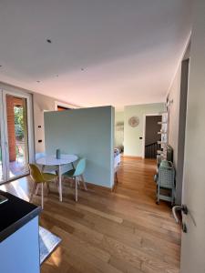 a kitchen and dining room with a table and chairs at Il Canneto in Lomnago