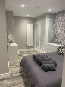 a bedroom with a large bed with pillows on it at Rivendell Modern 2 Bedroom apartment in St Peters village sleeps 6 in Kent
