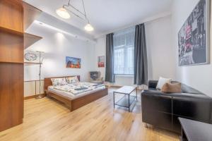 ブダペストにあるAnastasia 2 bedrooms apartment on Váci utcaのリビングルーム(ベッド1台、ソファ付)