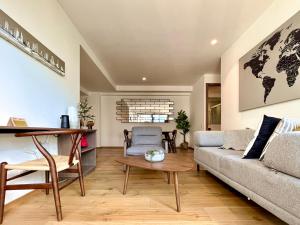 een woonkamer met een bank en een tafel bij Mi Zona Lodging Condesa in Mexico-Stad