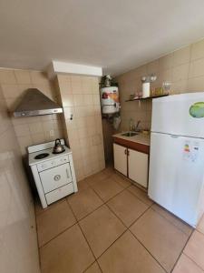 una piccola cucina con frigorifero bianco e lavandino di Departamento céntrico Mendoza a Mendoza