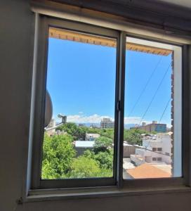 una finestra con vista sulla città di Departamento céntrico Mendoza a Mendoza