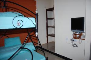 Cette chambre dispose de lits superposés et d'une télévision. dans l'établissement Kakakuona Resort, à Lushoto