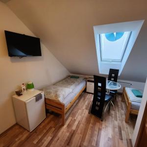 リプノ・ナト・ヴルタヴォウにあるUbytování u Maxeのベッドと小さなテーブル付きの小さな部屋