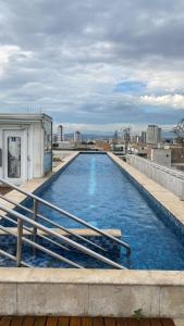 una gran piscina en la parte superior de un edificio en LOFT ENCANTADOR COM PISCINA, VAGA, WiFi, TV 50", en São Paulo