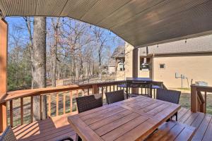 Gallery image of Lakefront Greers Ferry Cabin with Covered Boat Slip! in Fairfield Bay