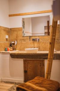 een badkamer met een wastafel en een spiegel bij Agroturismo Son Boronat in Calvia Town