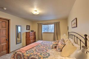um quarto com uma cama e uma janela em Rapid City Vacation Home with Wraparound Deck! em Rapid City