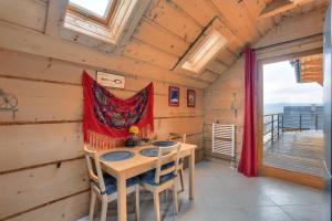 Balkón alebo terasa v ubytovaní Góralski Dom - Widokowa Osada Gawlaki Zakopane - Loft Affair