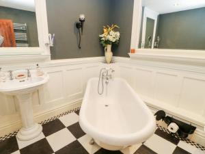 a bathroom with a sink and a bath tub at Dere House in Richmond