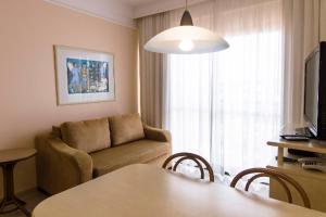 sala de estar con sofá y mesa en Jurerê Beach Village, en Florianópolis