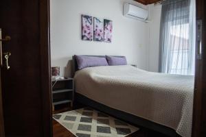 1 dormitorio con cama y ventana en Stathohouse, en Filiatra