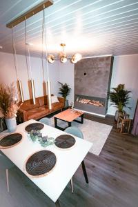 - un salon avec une table blanche et une cheminée dans l'établissement Stylish house in the heart of Lapland in Tornio, à Tornio