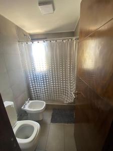 Baño pequeño con aseo y lavamanos en Departamento Azopardo, Godoy Cruz Mdz en Godoy Cruz
