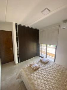 1 dormitorio con 1 cama con 2 toallas en Departamento Azopardo, Godoy Cruz Mdz en Godoy Cruz