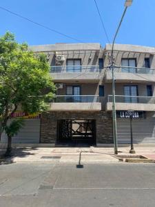un edificio con un letrero de la calle delante de él en Departamento Azopardo, Godoy Cruz Mdz en Godoy Cruz