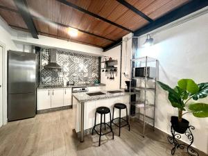 kuchnia z lodówką ze stali nierdzewnej i blatem w obiekcie Duplex Huelin III & Beach by ELE Apartments w Maladze