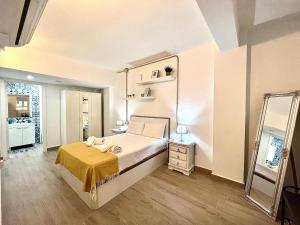 sypialnia z dużym łóżkiem i lustrem w obiekcie Duplex Huelin III & Beach by ELE Apartments w Maladze