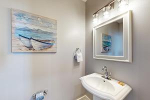 フォート・ウォルトン・ビーチにあるWaterscape B600のバスルーム(洗面台、鏡付)