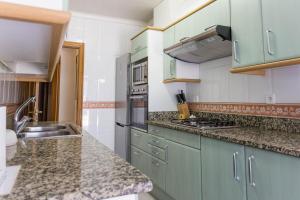 Kuchyňa alebo kuchynka v ubytovaní CASA CON JARDIN-WIFI FREE