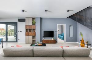 Μια τηλεόραση ή/και κέντρο ψυχαγωγίας στο Amazing private villa with outdoor swimming pool in Vodnjan