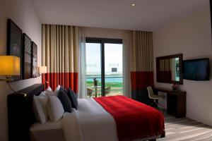 Postel nebo postele na pokoji v ubytování Staybridge Suites Yas Island Abu Dhabi by IHG