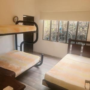 een kamer met 2 stapelbedden en een raam bij Acogedora casa campestre, con parqueadero privado in Nimaima
