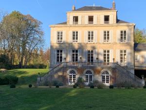 a large stone house with a large yard at Domaine de Macque, BETZ, 25 mns Roissy CDG in Betz