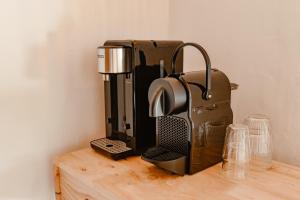 uma máquina de café sentada em cima de uma prateleira de madeira em Finca Elements em Comares
