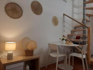 Habitación con mesa, sillas y escalera de caracol. en Contrada d'Amore, en Angera