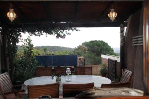 un patio con mesa y sillas con vistas en Smeralda en Cugnana