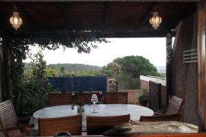 een patio met een tafel en stoelen en uitzicht bij Smeralda in Cugnana