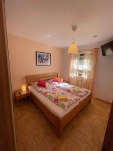 a bedroom with a large bed in a room at Ferienhaus Jobelius in Beilstein