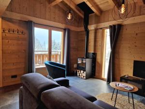 a living room with a couch and a fireplace at Chalet cosy et moderne vue montagnes in Seytroux