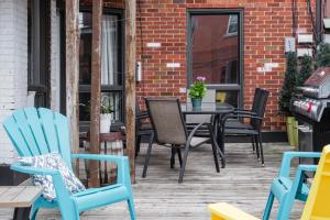 a patio with chairs and a table in front of a brick building at MtlVacationRentals - Appartements Plateau-Mont-Royal in Montréal