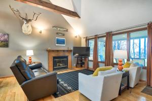 un soggiorno con mobili e camino di Moonridge Cottage a Suttons Bay