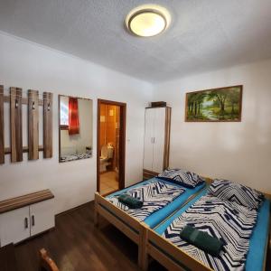 リプノ・ナト・ヴルタヴォウにあるUbytování u Maxeのベッドルーム(ベッド1台、鏡付)