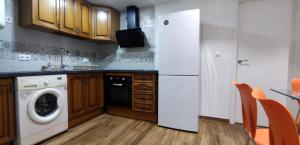 A kitchen or kitchenette at Acogedor Ático en Pleno Centro Még 6 kép