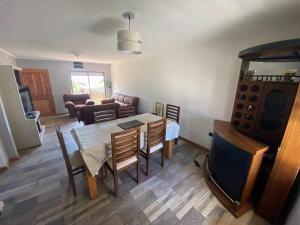 a living room with a table and a tv at Casa amoblada, Los Vilos in Los Vilos