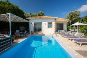 uma villa com uma piscina e uma casa em Aloni Villas Sea View em Katouna