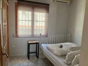 een kleine slaapkamer met een bed en een raam bij Villa South in Ciudad Quesada +143 foto's