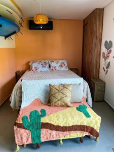 1 dormitorio con 1 cama con manta de cactus en Flat alto padrão próximo ao mar de Maracaípe, en Ipojuca