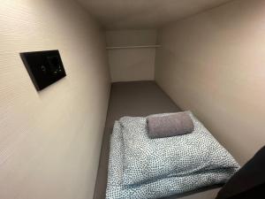 Habitación pequeña con almohada en la pared en Sleep&Go Hostel Ljubljana, en Liubliana