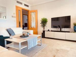 Televízia a/alebo spoločenská miestnosť v ubytovaní Blue Palm Apartment Estepona