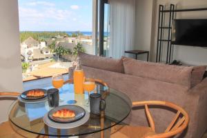 ein Wohnzimmer mit einem Glastisch und einer Couch in der Unterkunft Singular Dream Vacation Rentals in Playa del Carmen