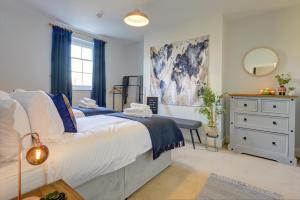 een slaapkamer met een groot bed en een dressoir bij Regency Nest by Spa Town Property - Stylish 3 Bedroom Apartment on 2 Floors, Central Leamington Spa in Leamington Spa