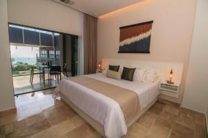 ein Schlafzimmer mit großem Bett und Balkon in der Unterkunft Singular Dream Vacation Rentals in Playa del Carmen + 184 Fotos